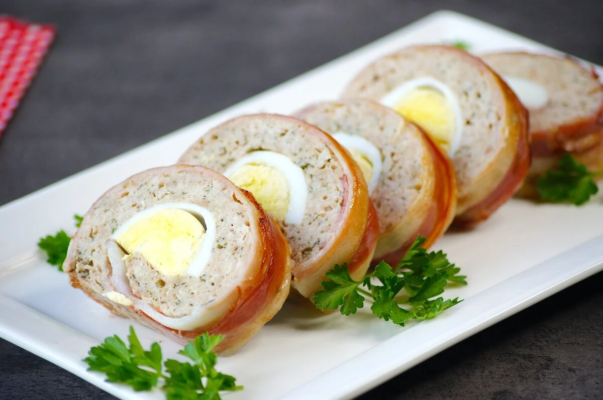 Праздничный мясной рулет с яйцом: беспроигрышная закуска, которая вкусна и в горячем, и...