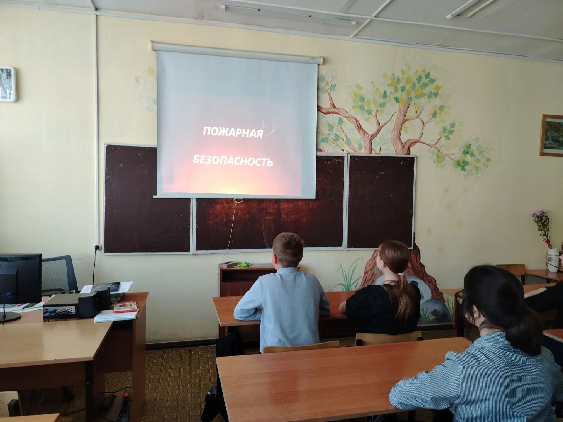 В рамках месячника пожарной безопасности 🦺. В МКОУ "Рогачёвская СОШ" прошли классные ч...