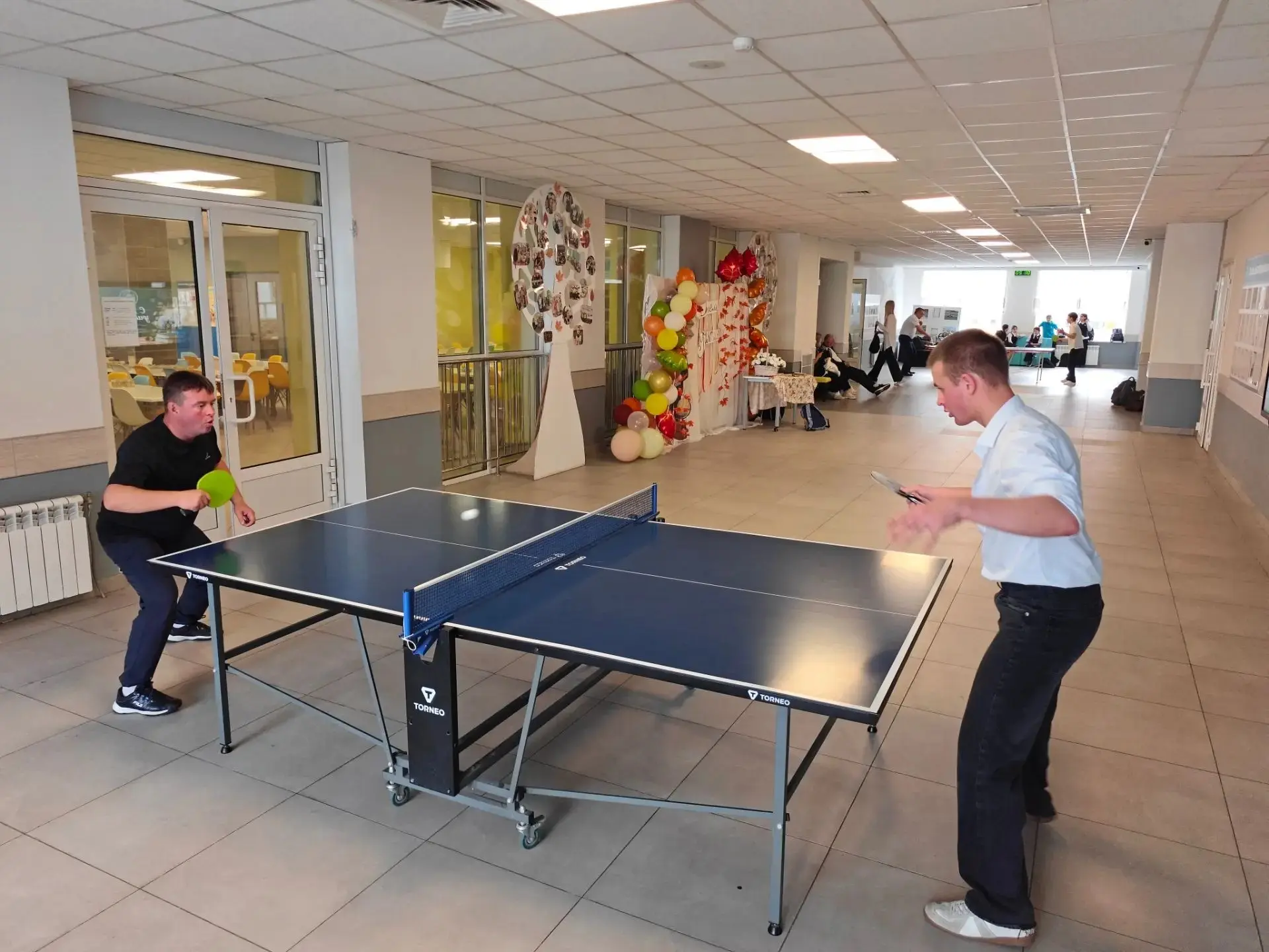 Ракетки на стол! 🏓 Товарищеский турнир по настольному теннису ко Дню учителя👏