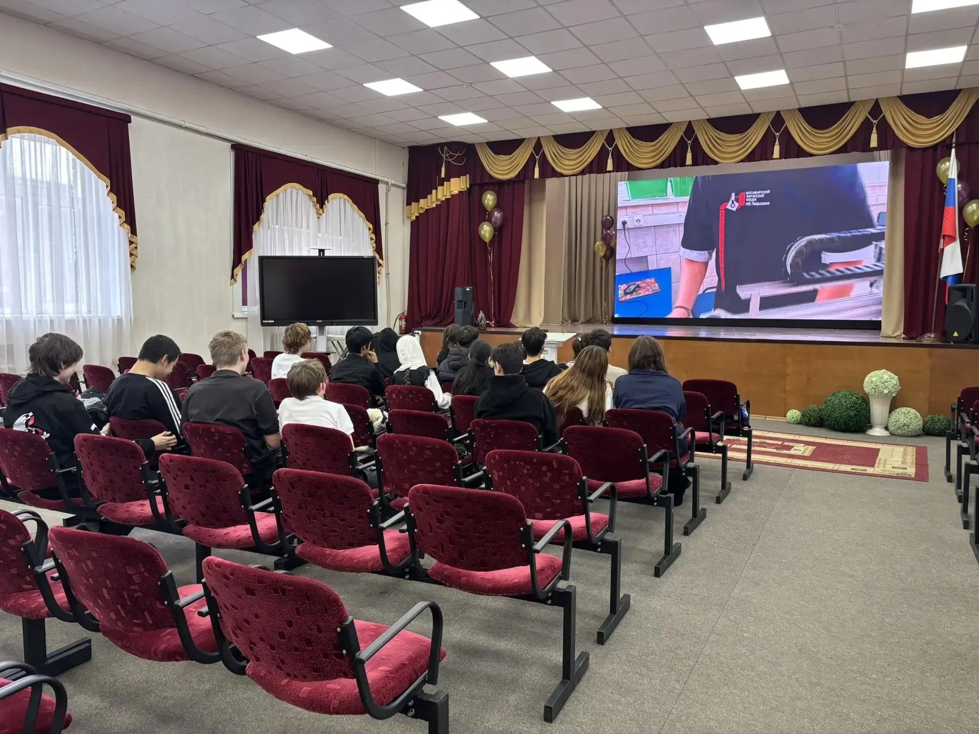 Сегодня  ребята 8 классов  побывали в уже хорошо знакомом и гостеприимном Новосибирском...