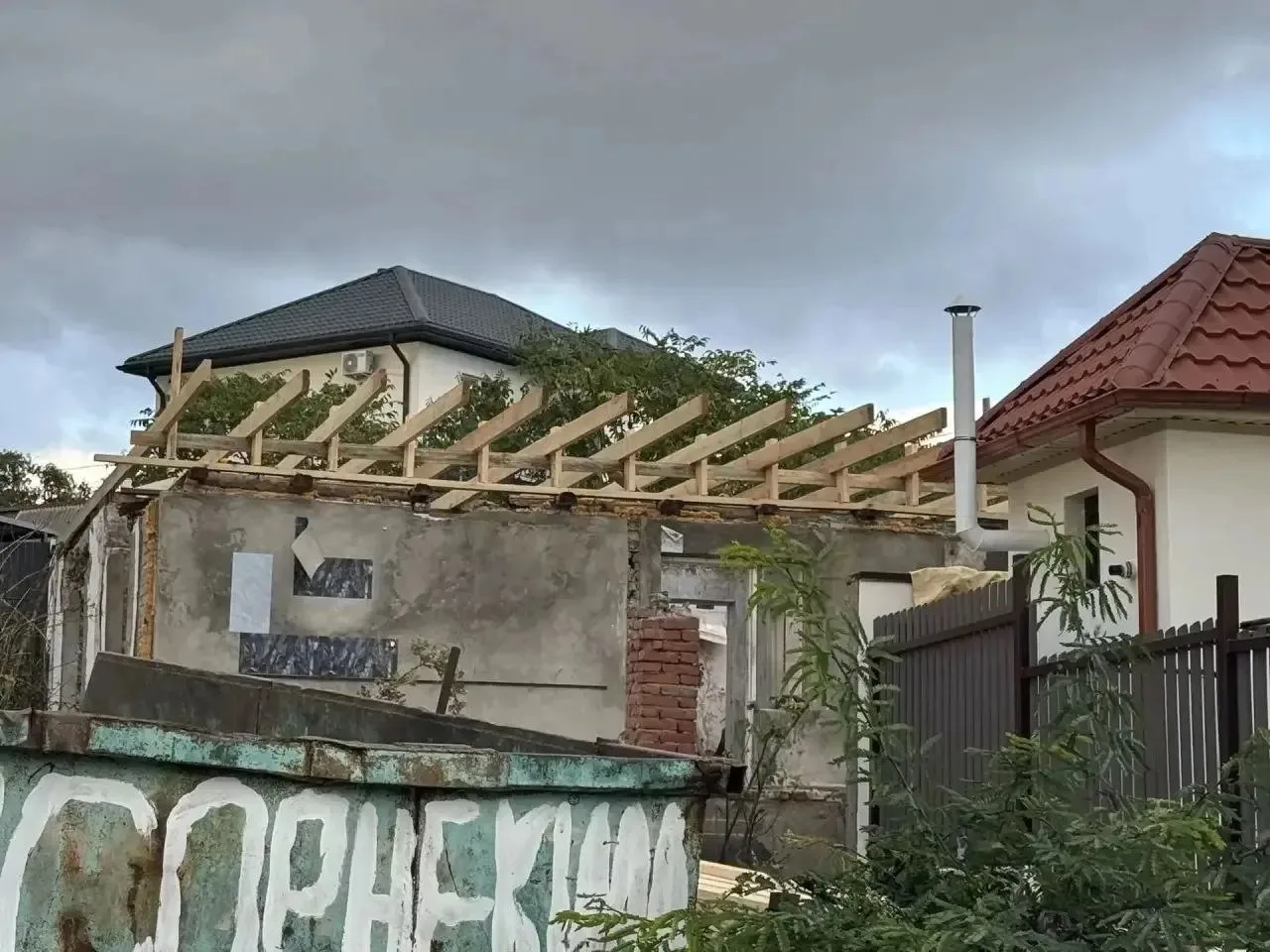 В Геленджике продолжают восстанавливать дома в микрорайоне Голубая Бухта, которые постр...