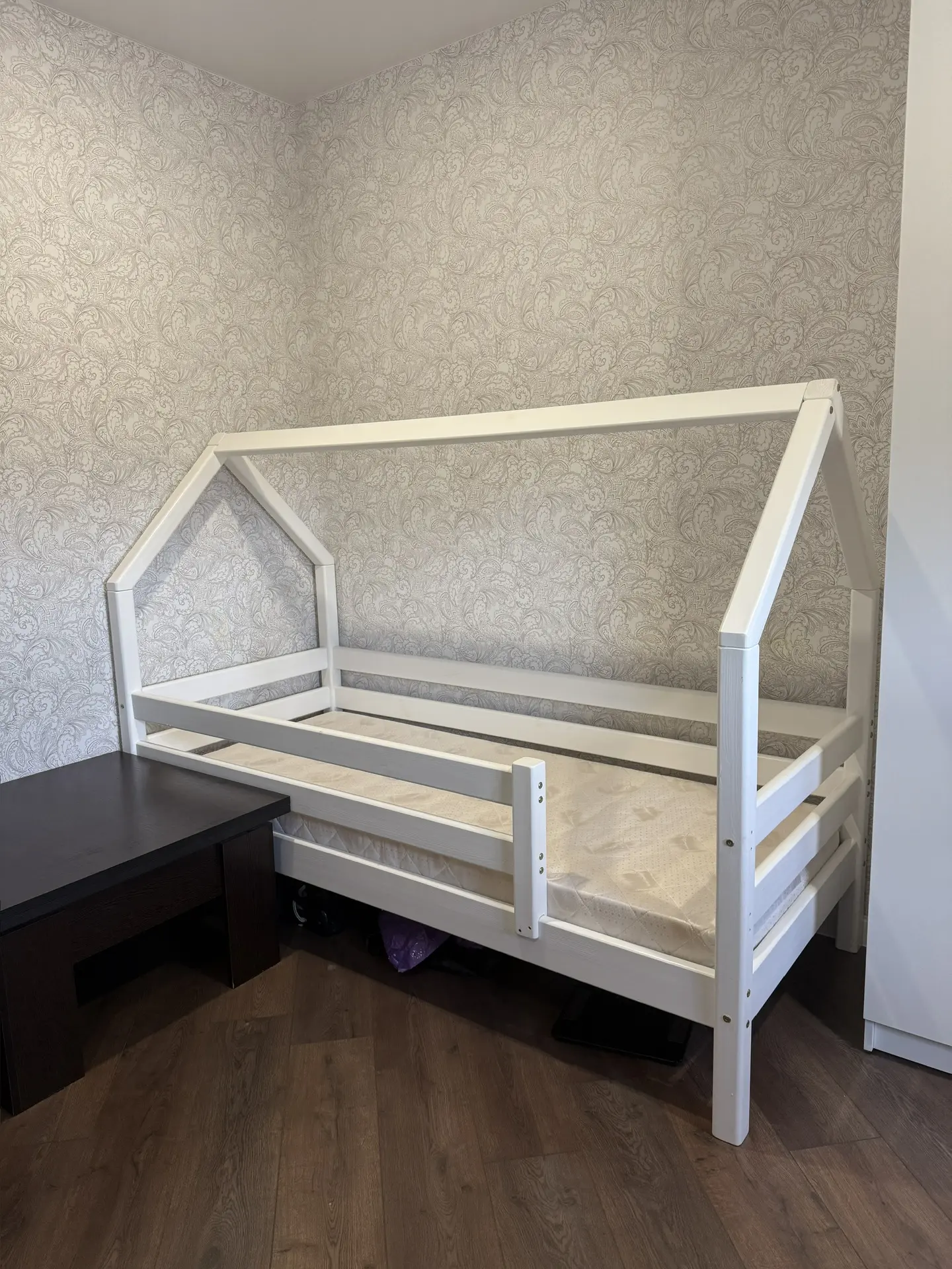 📝 Текст: Продаем кровать 80х190 . Практически новая. Покупали  в HOFF сыну мужа для но...