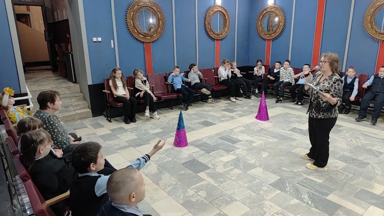 Золотые листья за окном,