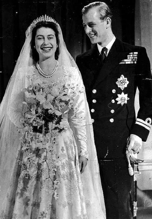 Счастливые принцесса Елизавета и принц Филипп, герцог Эдинбургский, во время венчания в...