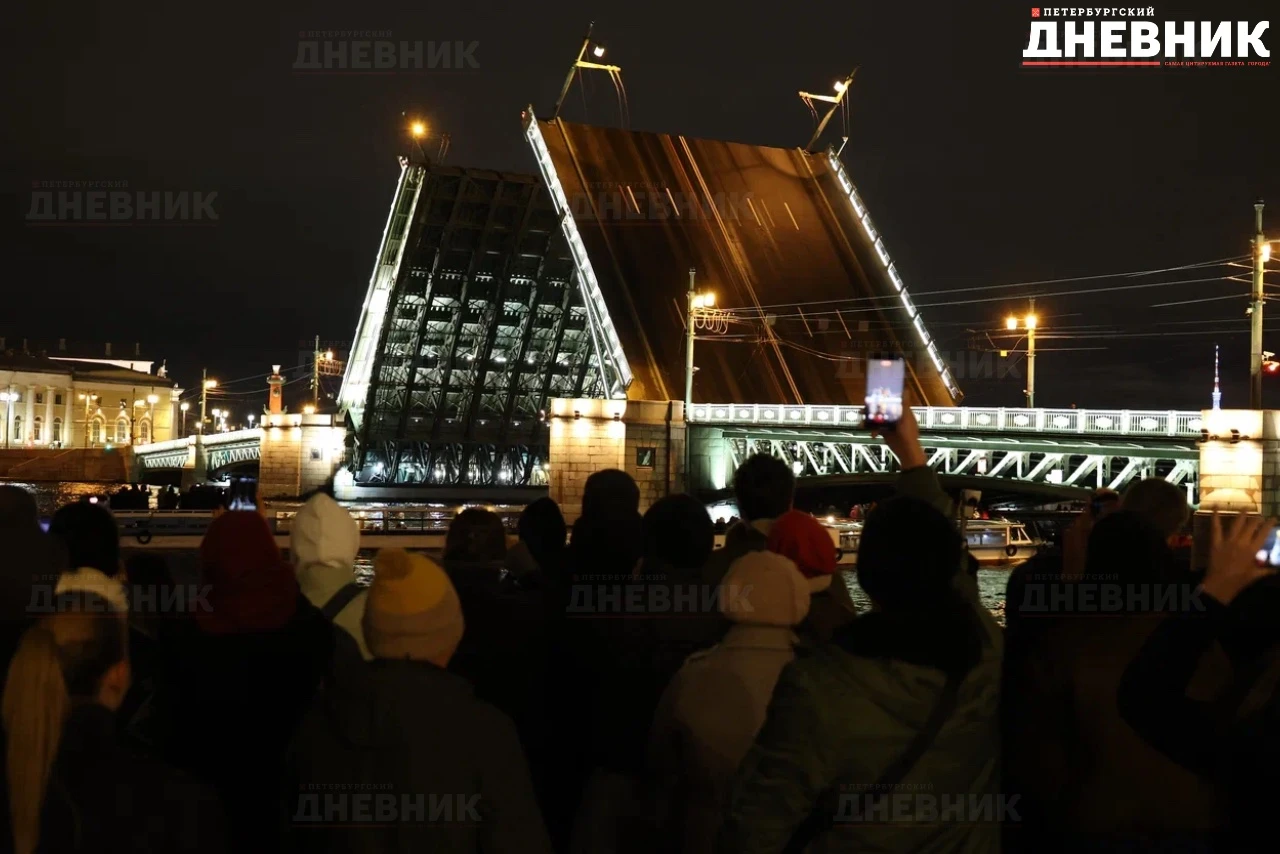 🌉 Дворцовый мост развели под музыку Ольги Петровой