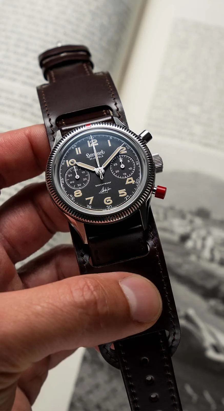 Часовщики любят Стива Маккуина. В фильме "Ле-Ман" он носил Heuer Monaco (о чем часто на...