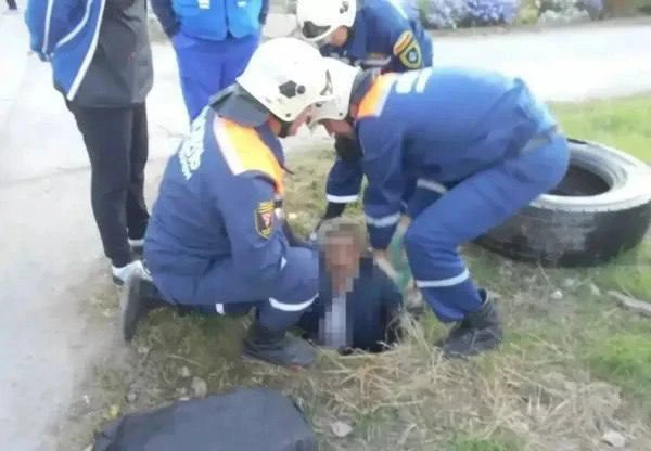 🚨 В Сальске 61-летний мужчина угодил в открытый люк и провёл в нём почти семь часов