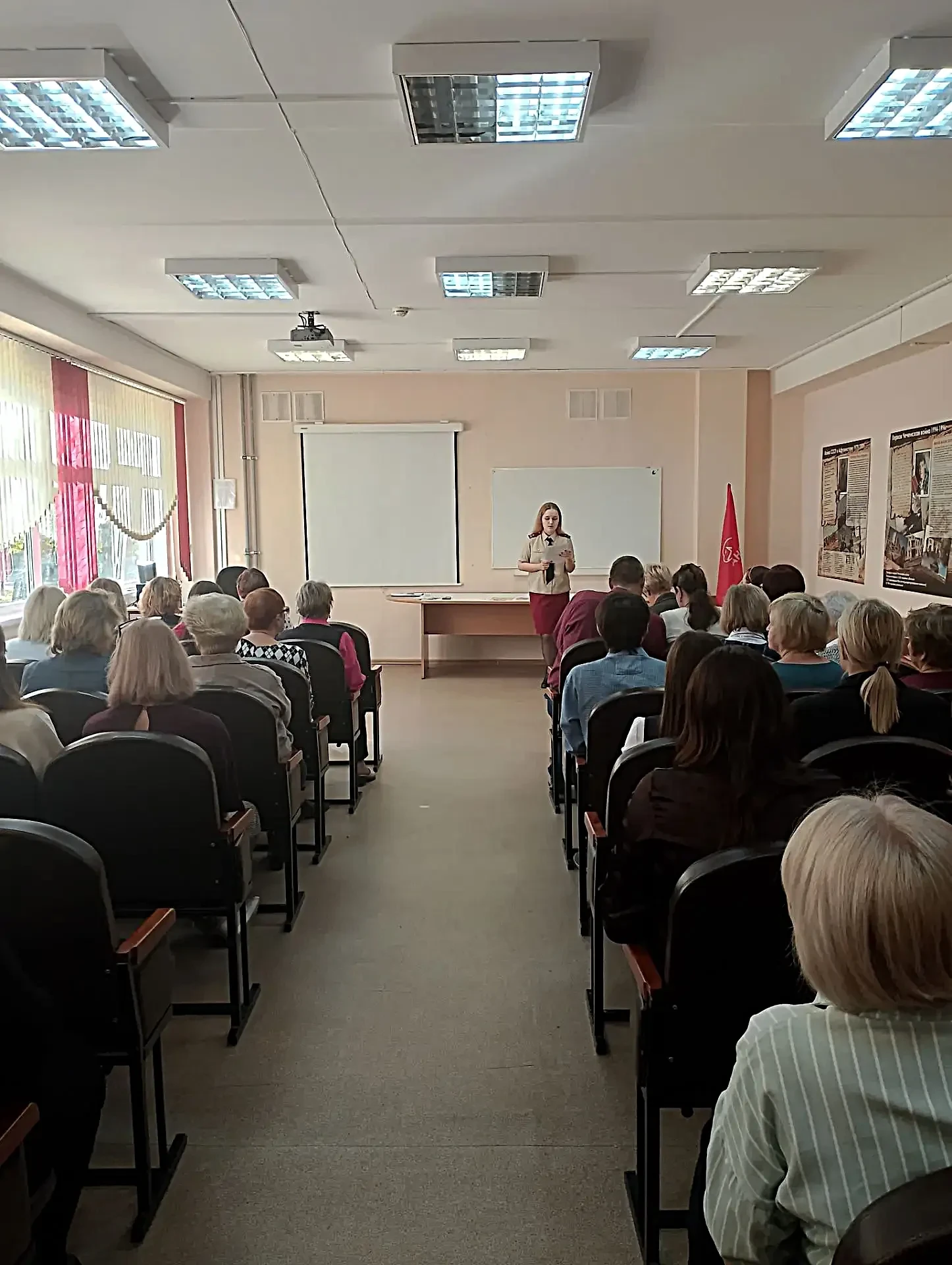 В городе Бердске на базе МБОУ СОШ № 80 специалисты территориального отдела Управления Р...