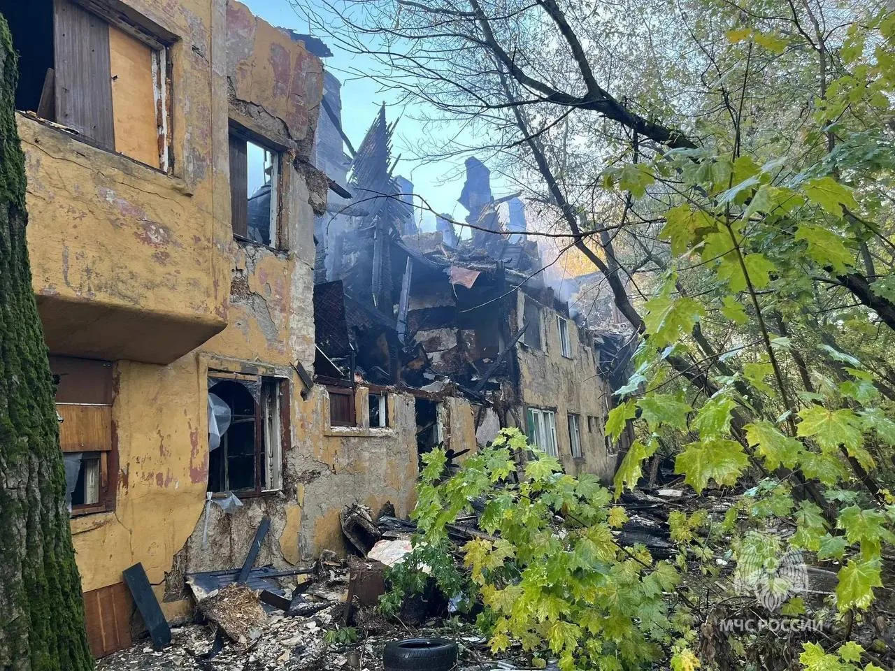 Пожар в расселённом трёхэтажном здании