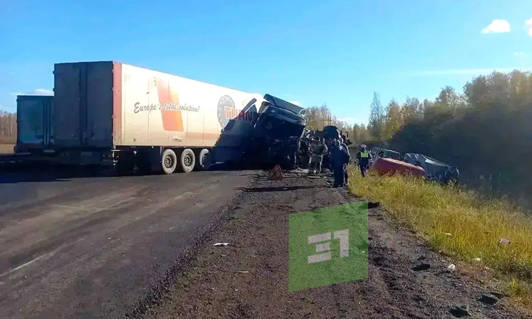 😱"Водитель фуры уснул и врезался в 2 автомобиля дорожных рабочих"