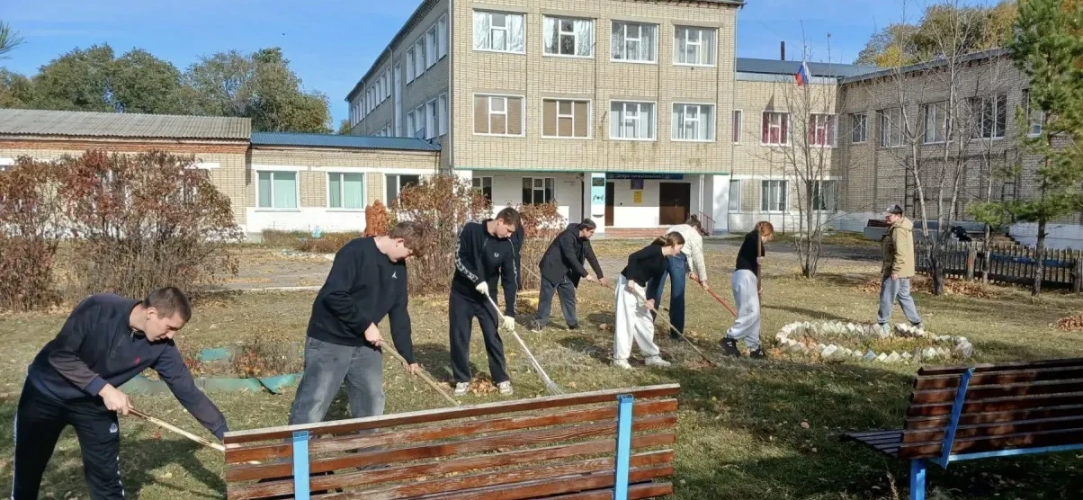 🍂 16 октября прошёл субботник по уборке территории нашей школы! 🍂