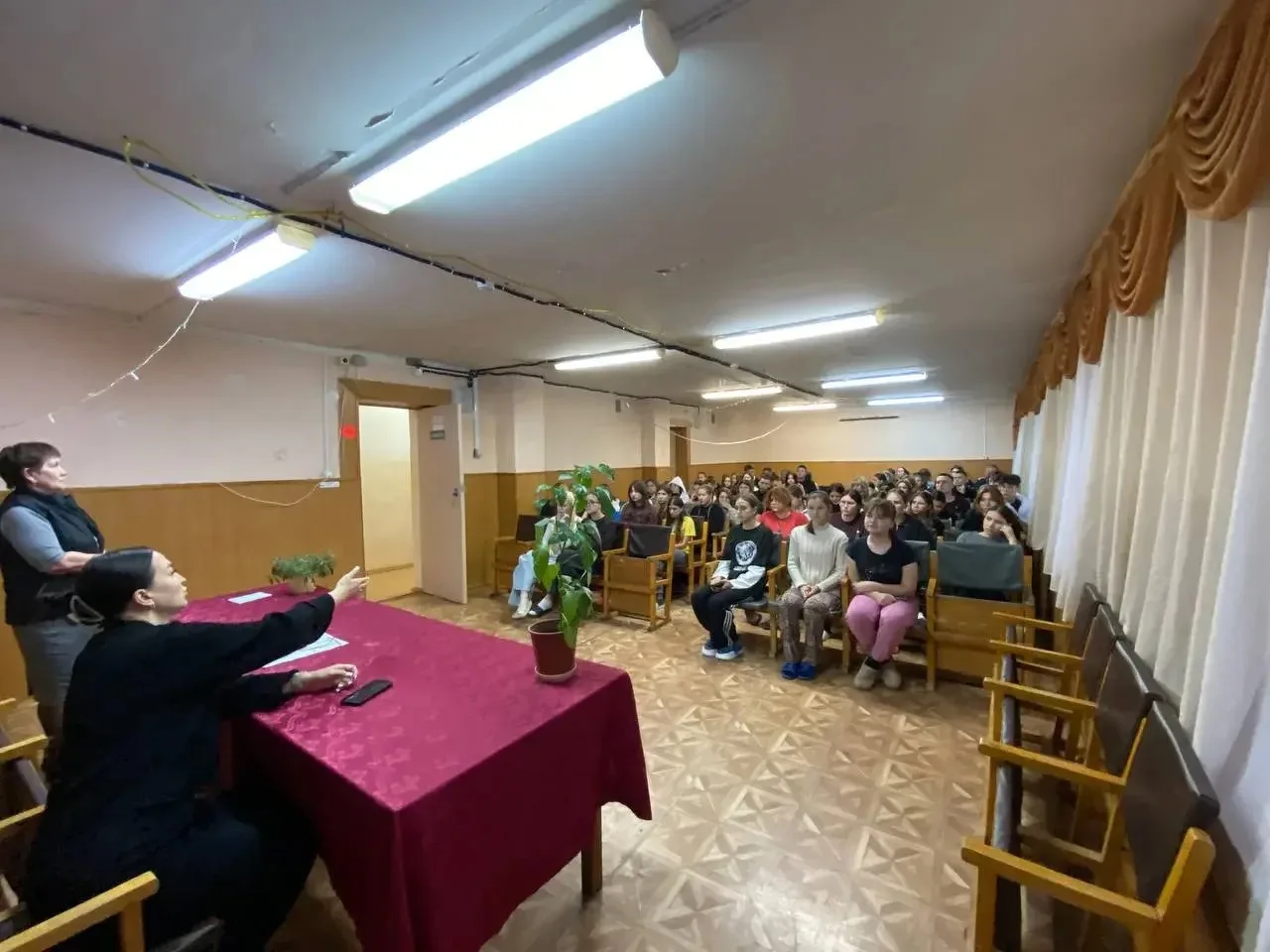 📌 В общежитии №2 прошло собрание с участием инспектора ПДН Лисициной З.В.