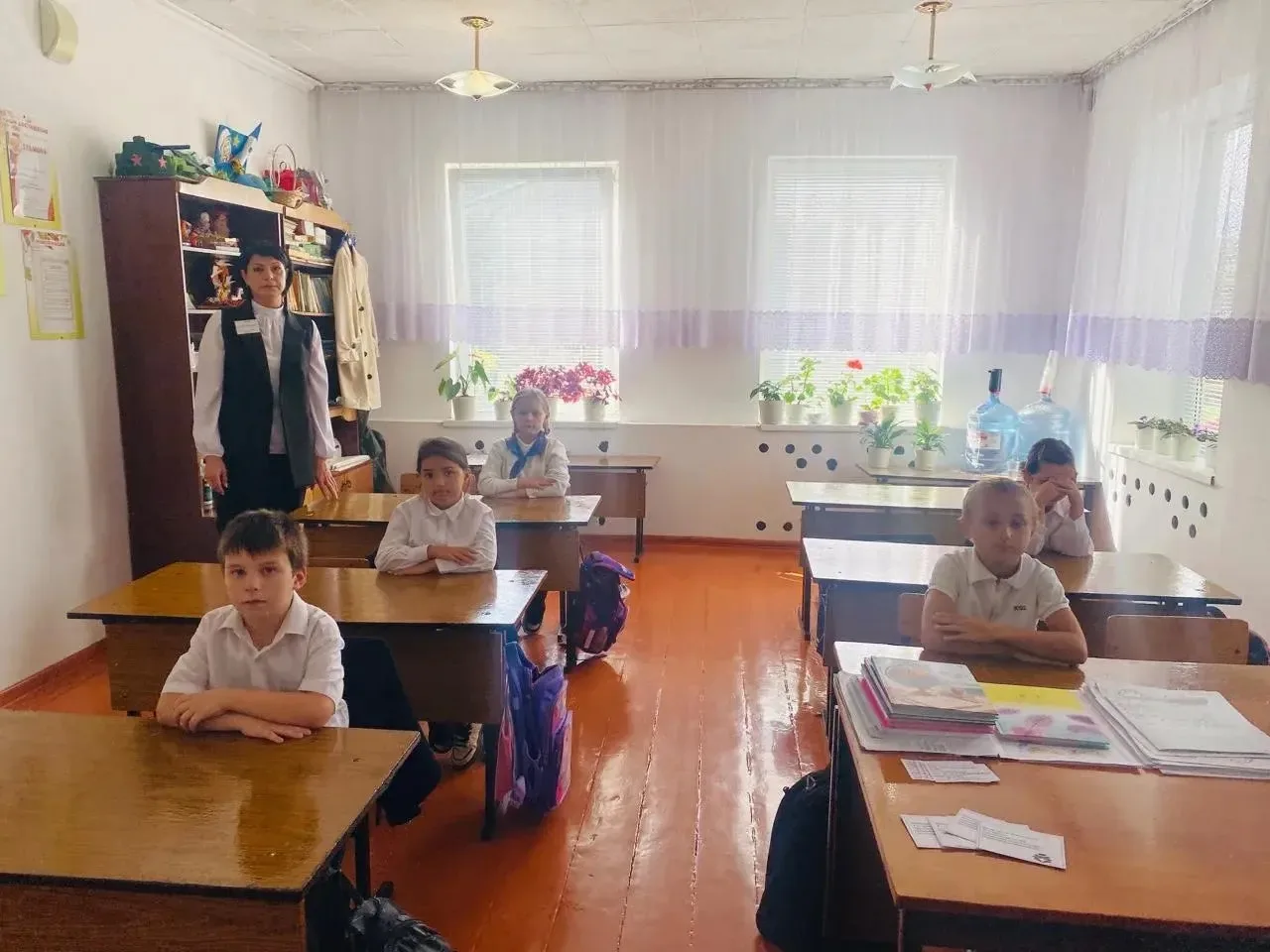 Сегодня во втором классе МБОУ КГО «СШ п. Малокурганный им. М. С. Остроухова» классный р...