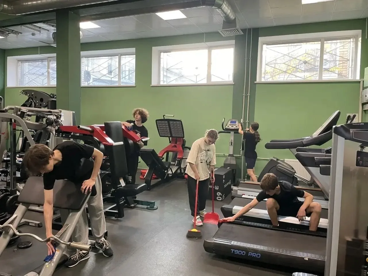 🍂🧹 Молодежный центр «Охта» присоединяется к городскому месячнику благоустройства