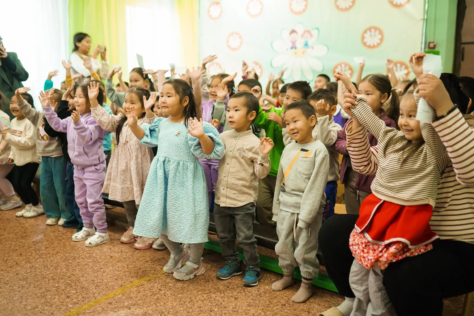 🎭Бу күннэргэ Ньурба тыйаатырын айар бөлөҕүн кыттааччылара эдэр артыыска Анисья Колесов...