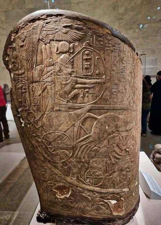 Хорошо сохранившаяся колесница фараона Тутмоса IV (годы правления 1401–1388 до н.э., 18...