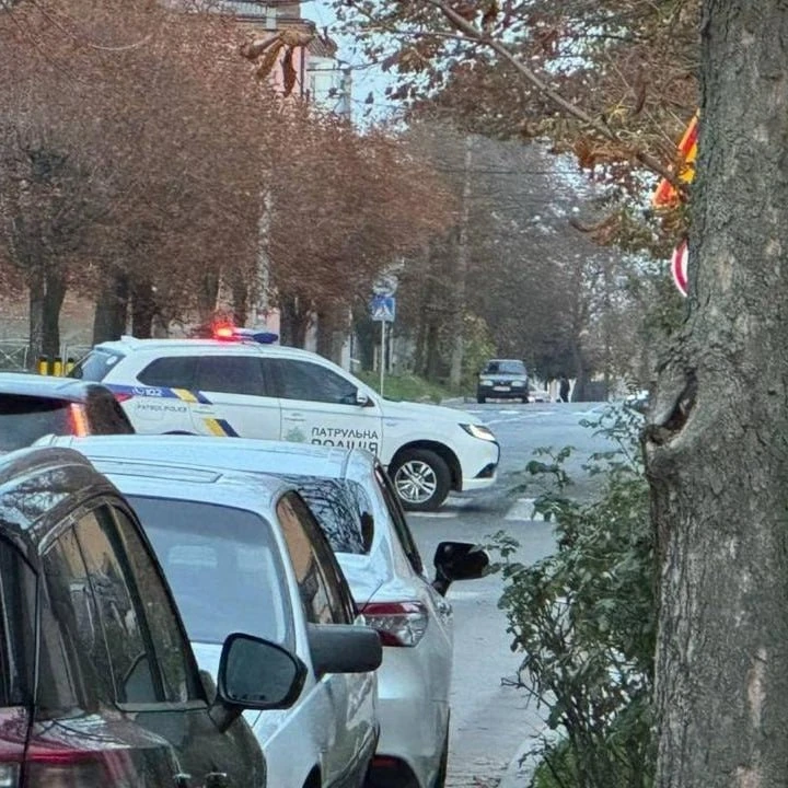 Вооруженный автоматом мужчина устроил стрельбу в центре украинского Кировограда.