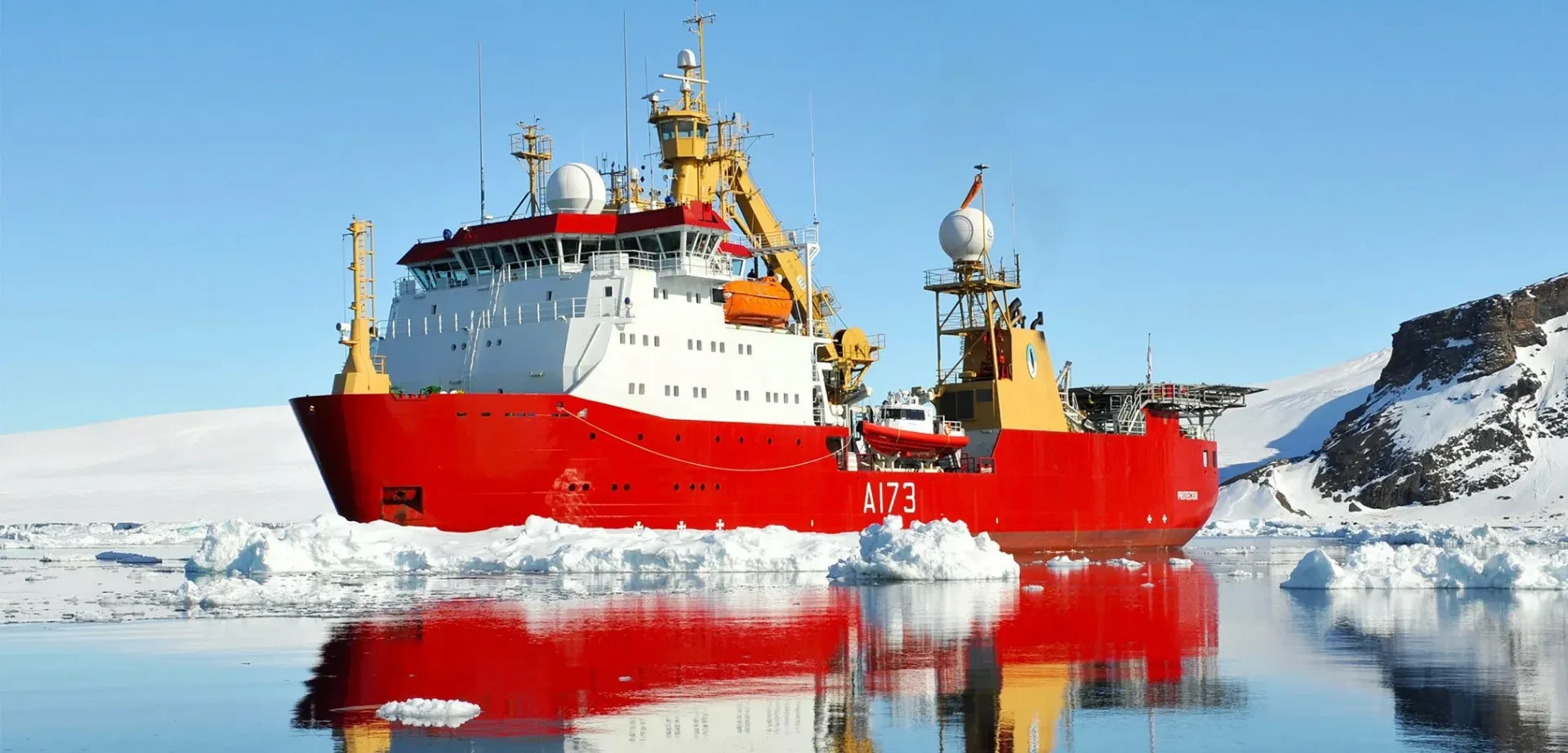 У Великобритании сломался единственный ледокол HMS Protector. Обычно его задействовали ...
