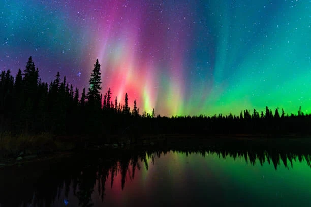 🌌 Россияне увидели полярное сияние необычной яркости.