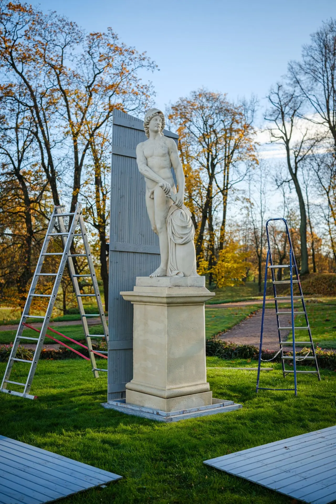 🍁 Время пришло - скульптура Дворцового парка погружается в зимний сон.