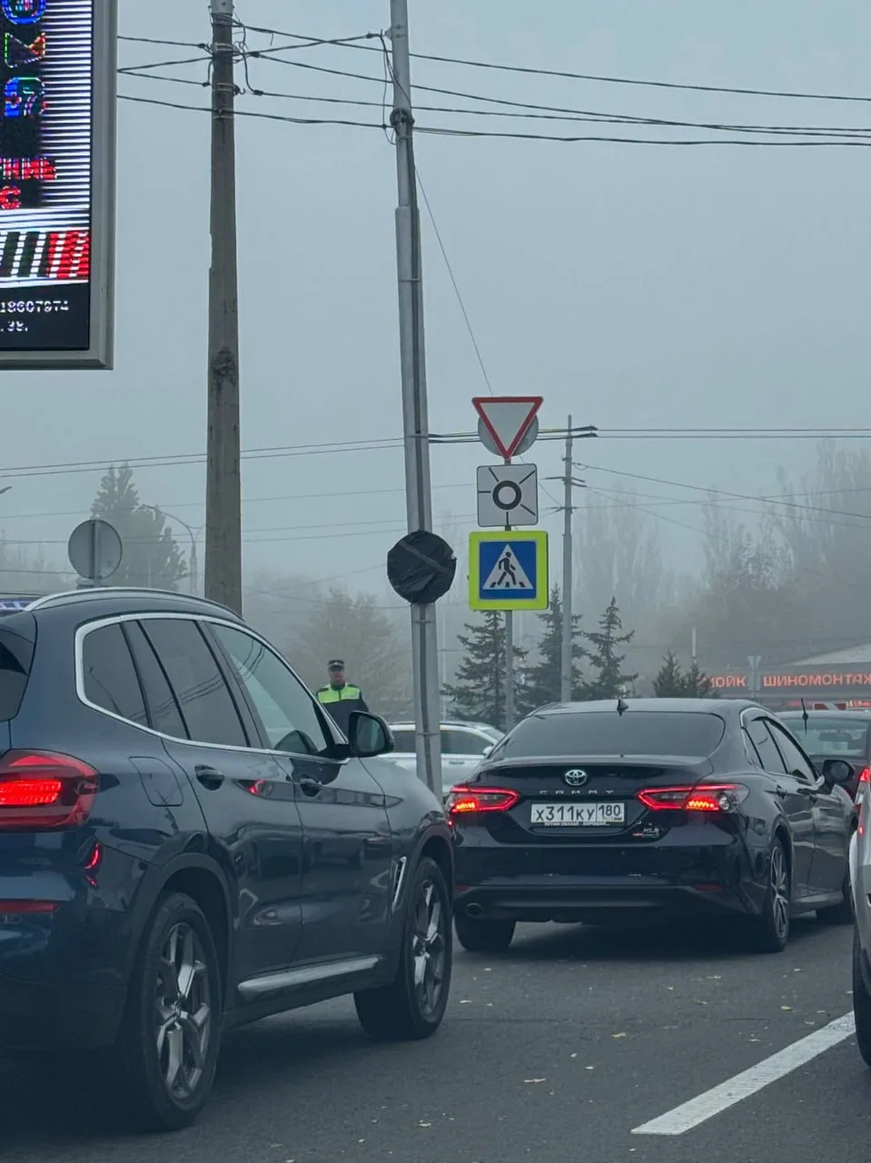 На мотеле монтируют новые знаки, запрещающие поворот налево в часы пик.