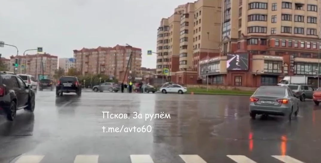ДТП на Рижском / Юбилейной. с ДПС. Как дождик так начинается фестиваль дорожных происше...