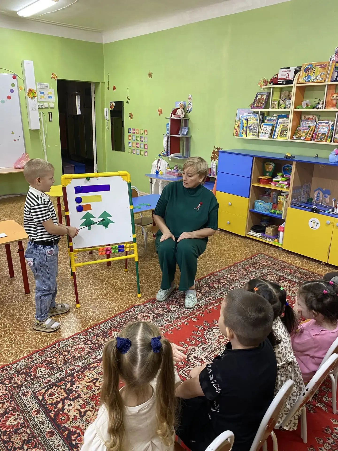 🌲🌲🌲 Выросли три елочки в ряд — ровно три!