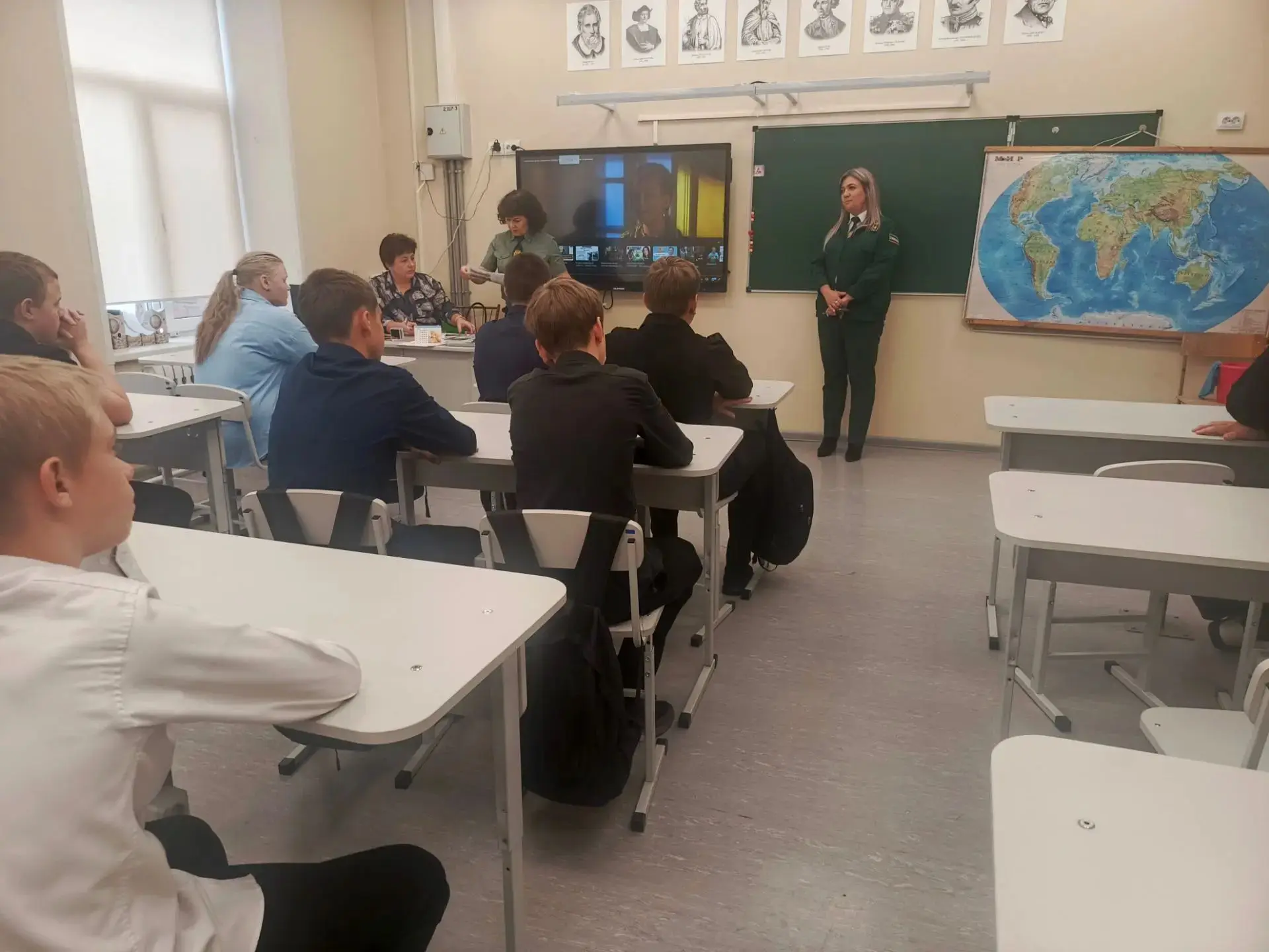 Сегодня в Новороссийскую среднюю школу  приезжали с беседой  заместитель начальника отд...