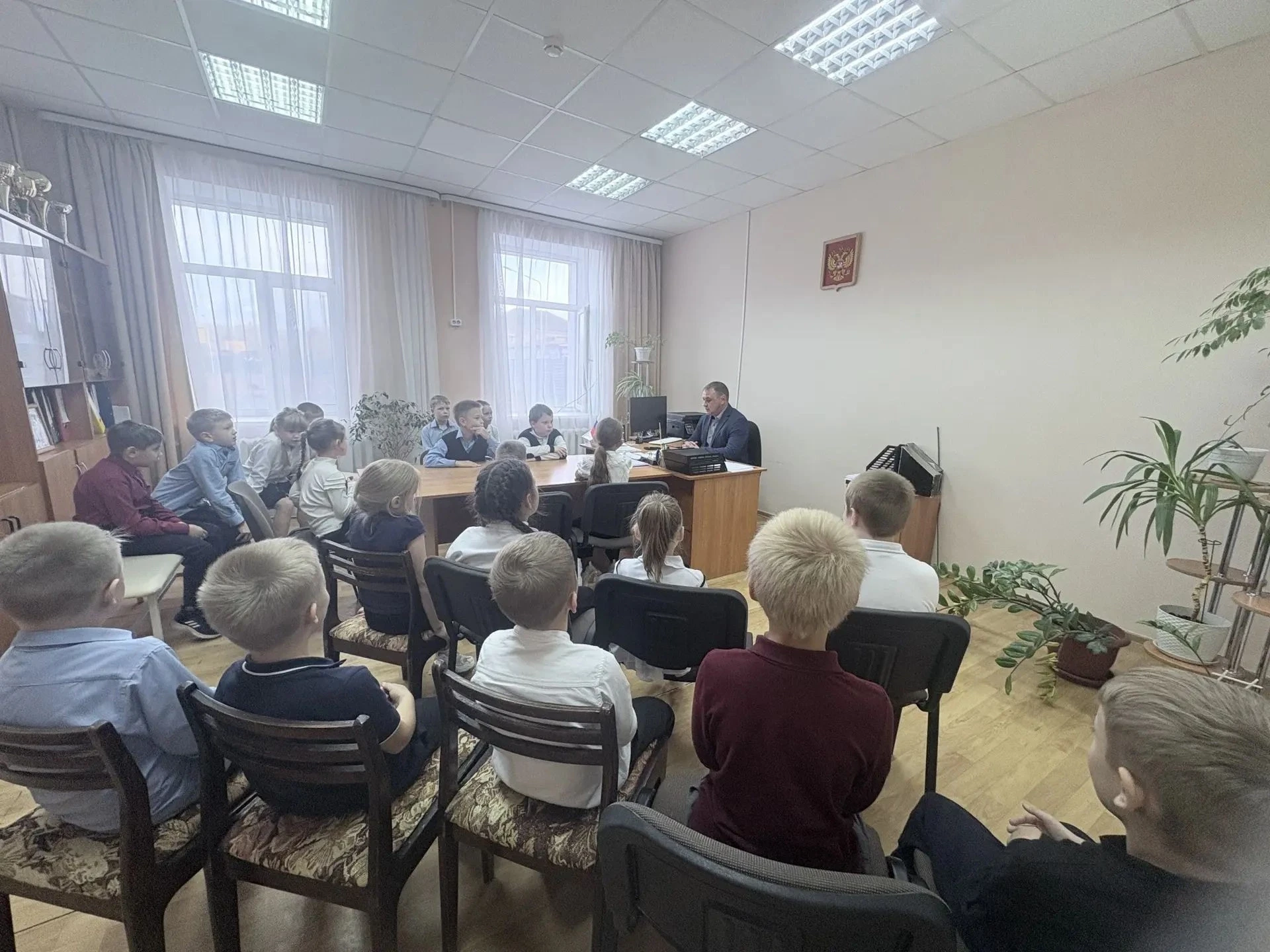 Сегодня в кабинете директора состоялся «Разговор на равных» с учащимися 2 «В» класса.