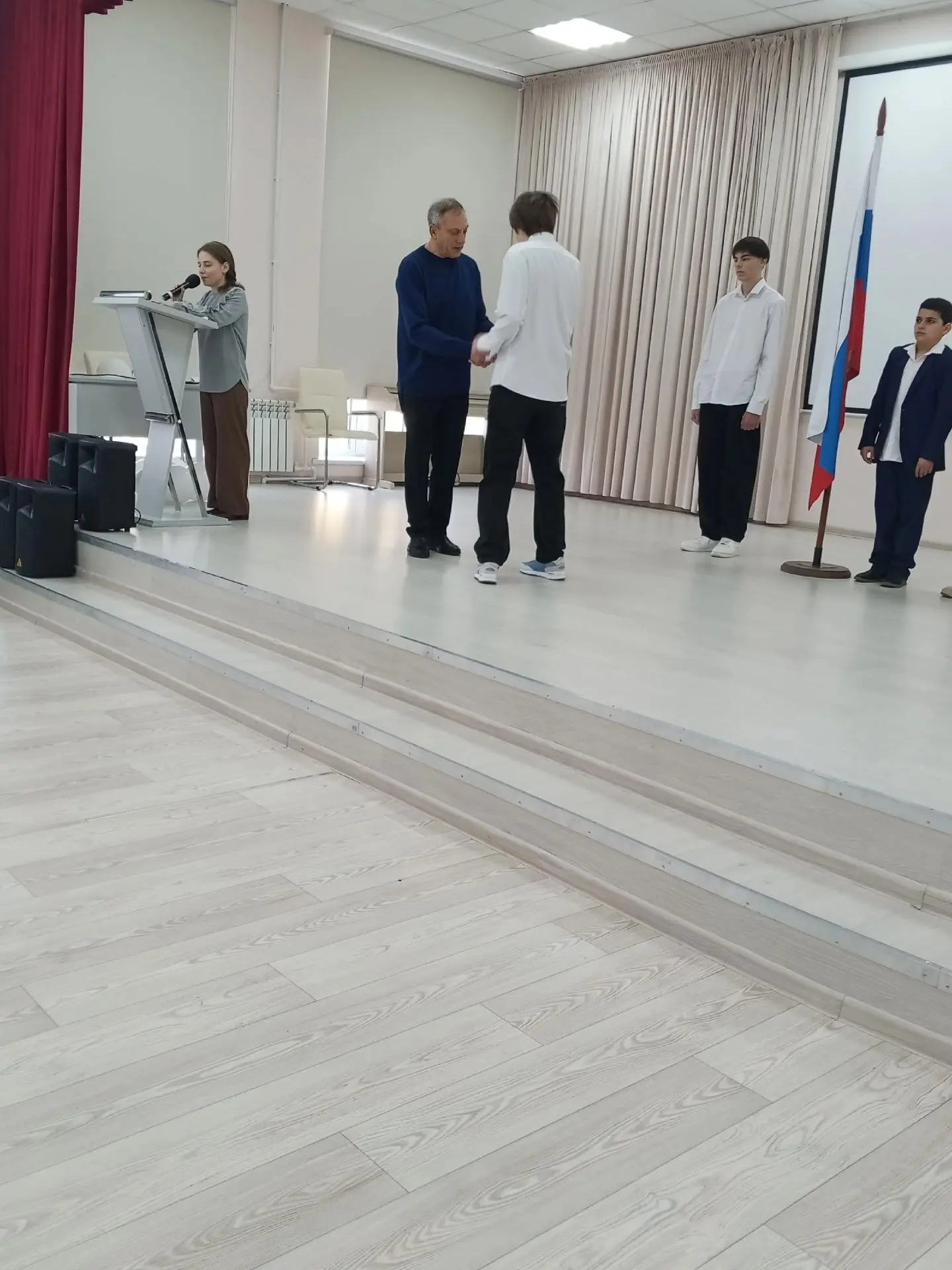 Утро понедельника, 12 октября 2026 года, началось в школе с торжественной линейки, цере...
