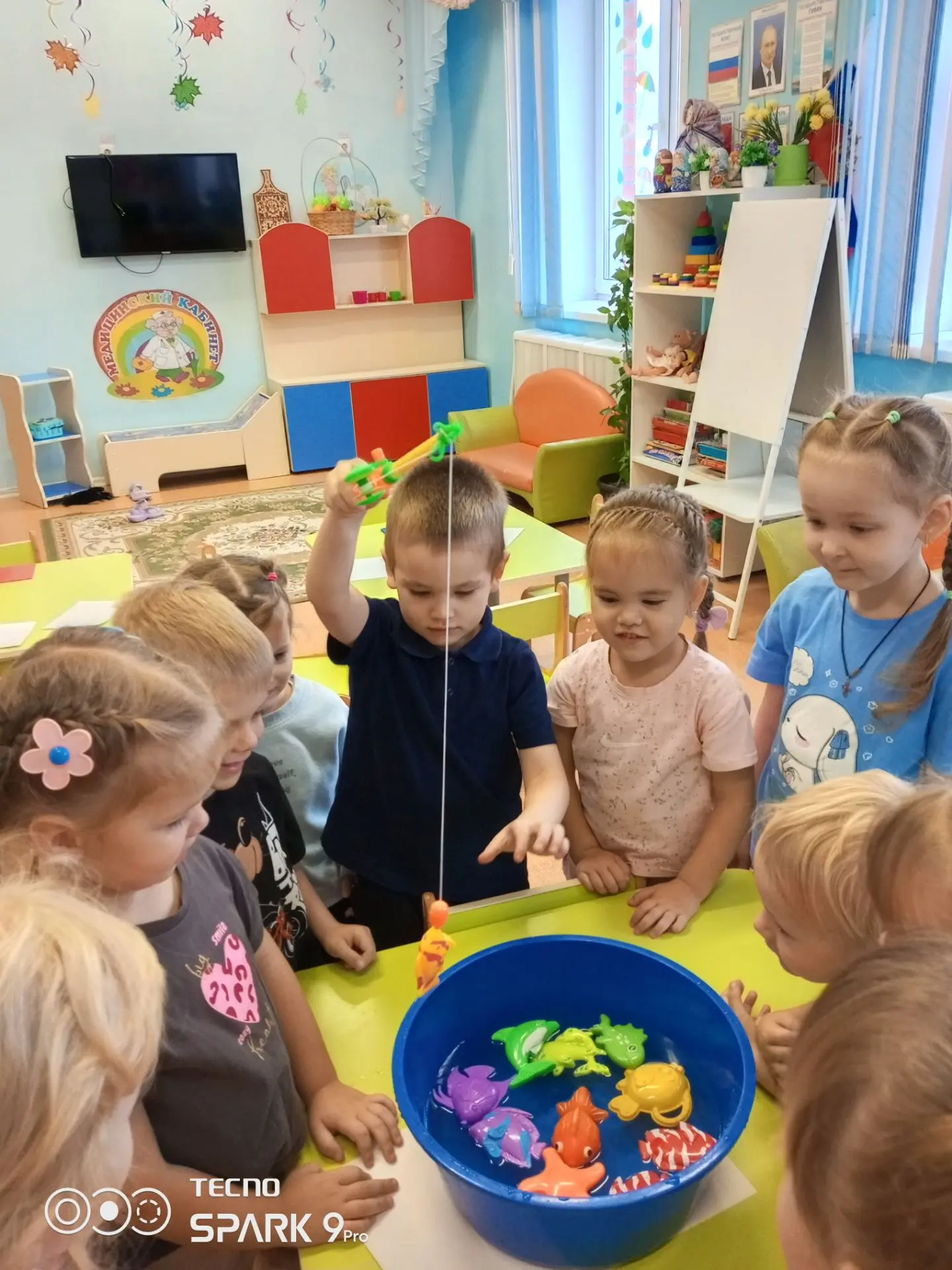 Дети средней группы ,на занятии по изобразительной деятельности (лепка), «отправились н...