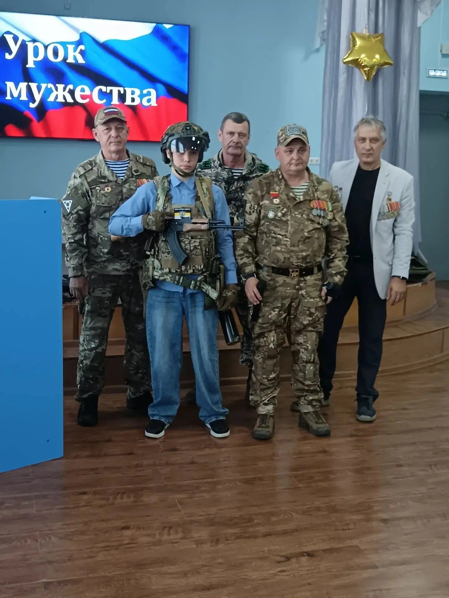 В МАОУ СОШ № 1 прошёл «Урок Мужества» для обучающихся. 🎖️Главными героями встречи стал...