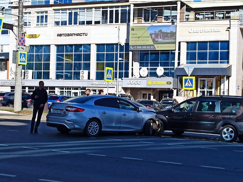 🚨Авария в центре Саранска: встретились «Рено» и «Лада»