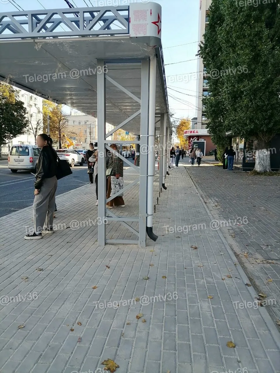 В Воронеже, похоже, решили совместить остановки с катком — новые трубы для слива воды н...
