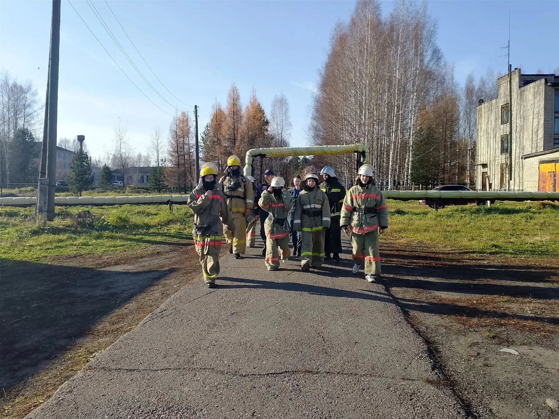 Сегодня девятиклассники второй школы получили возможность заглянуть в профессию пожарно...