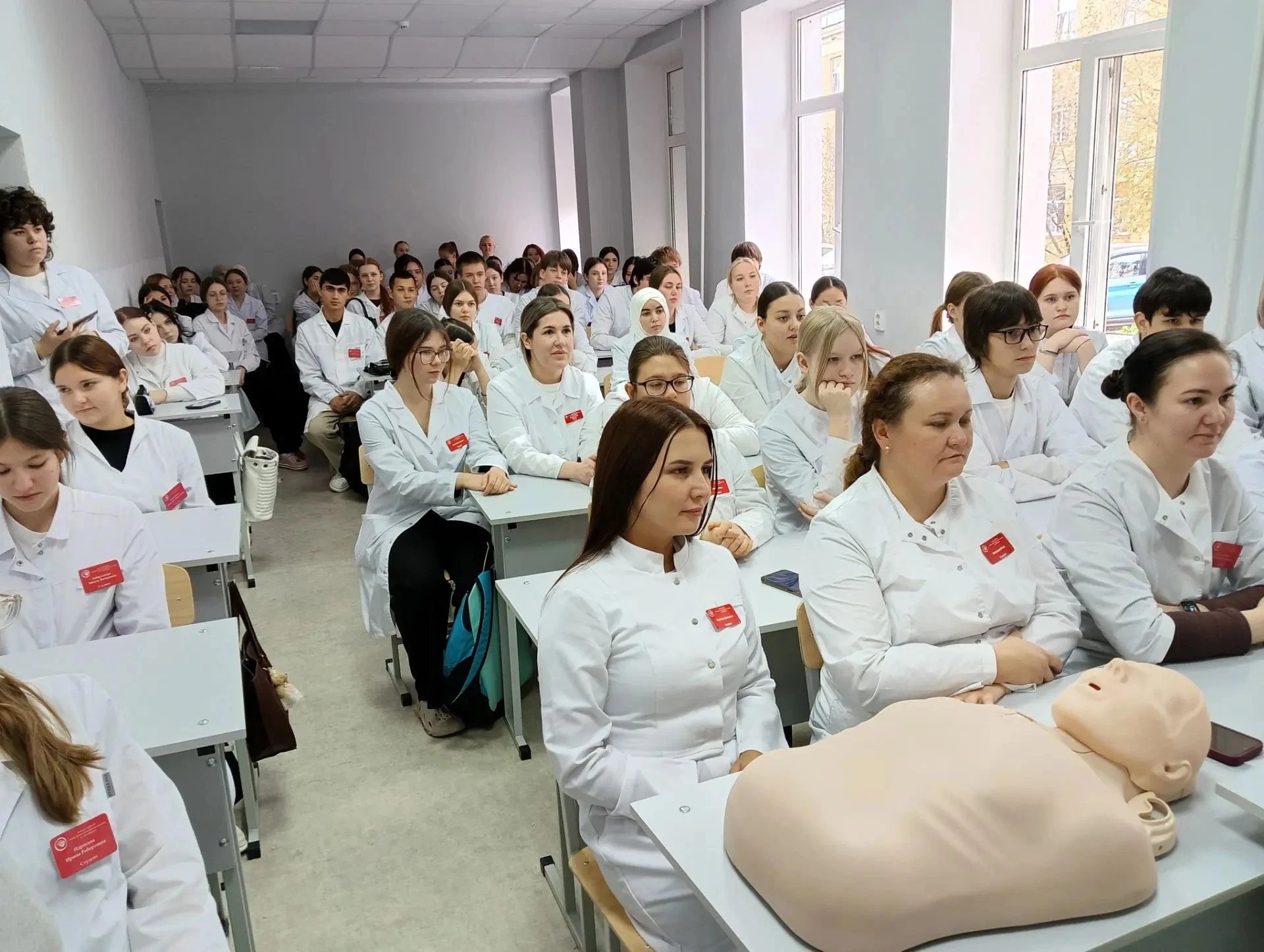 🚑 Студенты медколледжа Октябрьского узнали о профессии у фельдшера