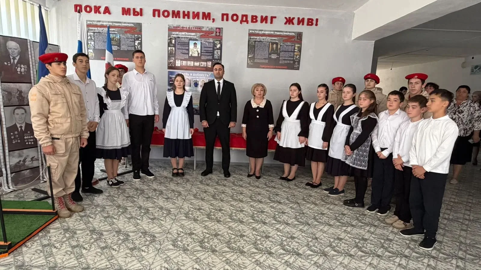 🕯 ПАМЯТЬ, КОТОРАЯ ЖИВЁТ В СЕРДЦАХ: В  ШКОЛЕ ПРОШЛА ТРАУРНАЯ ЛИНЕЙКА