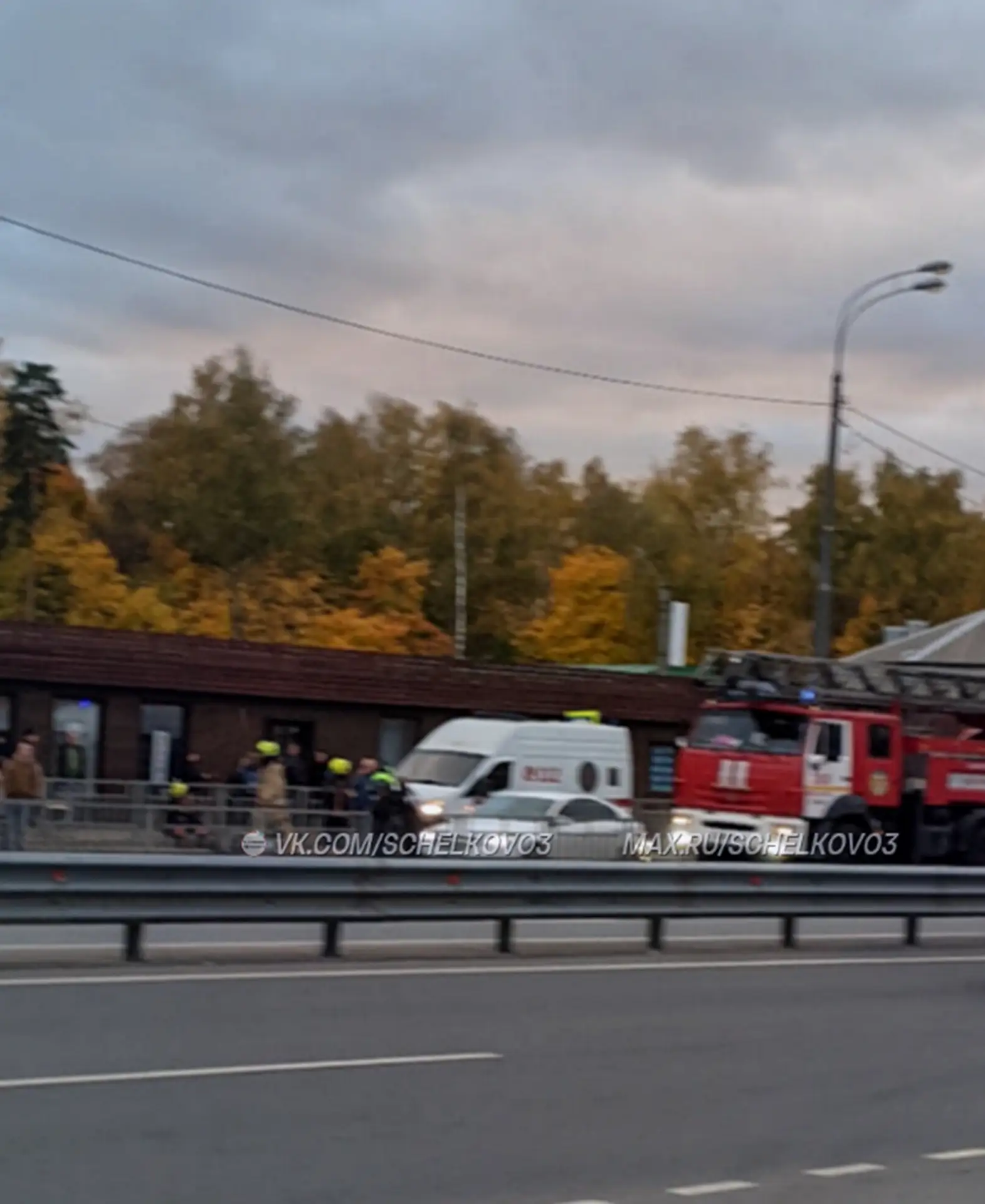 В Чкаловском у эстакады вчера случилось ДТП с мотоциклистом - max.ru/schelkovo3/AaEmSvT...