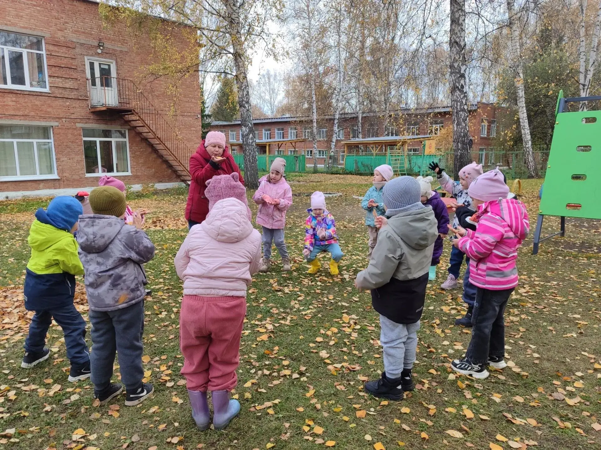 Юные художники из кружка "Мой яркий мир" побывали на осенней экскурсии. В ходе экскурси...