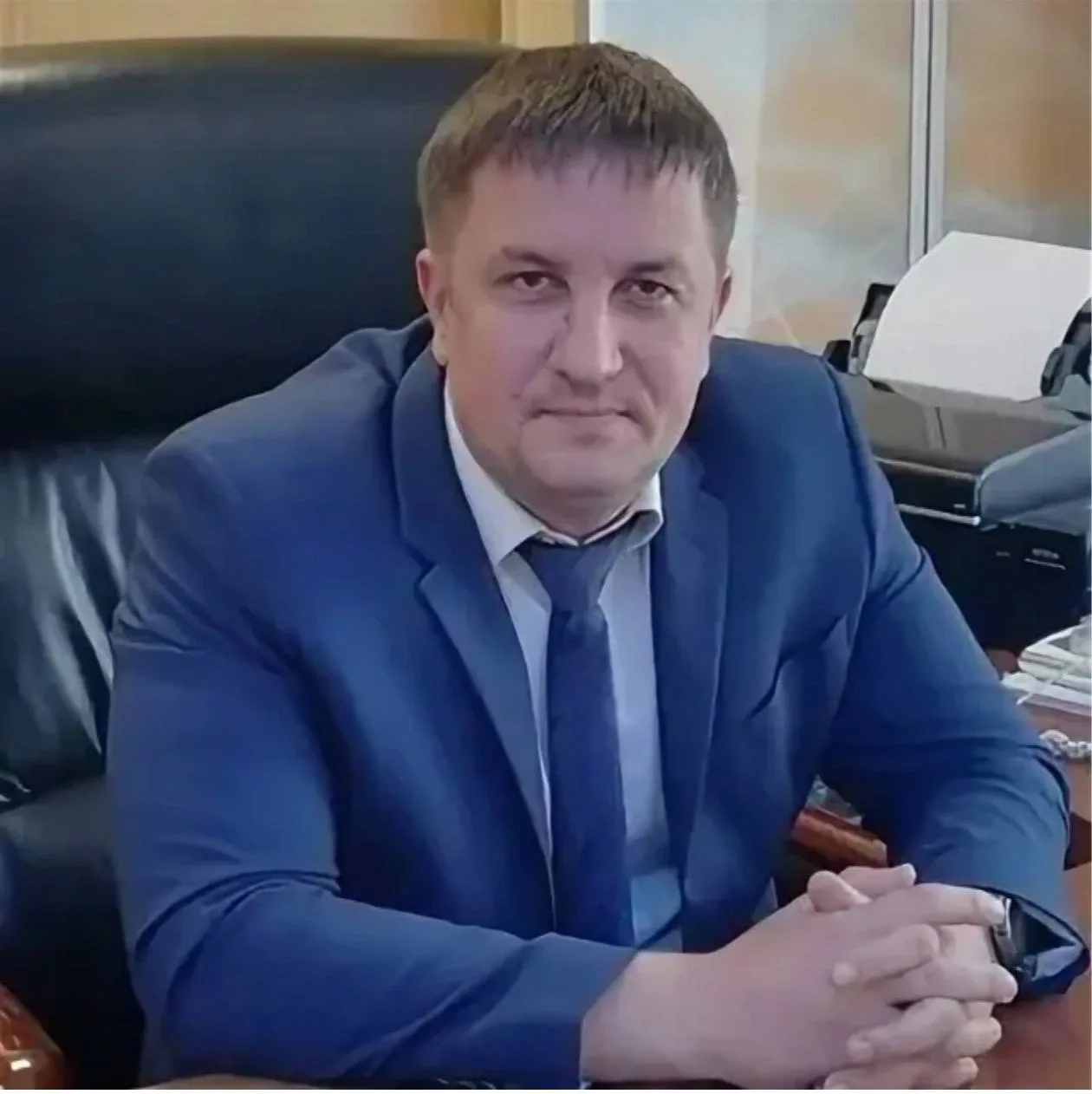 В скором будущем глава города Зверево Александр Лотырев освободит должность главы и воз...