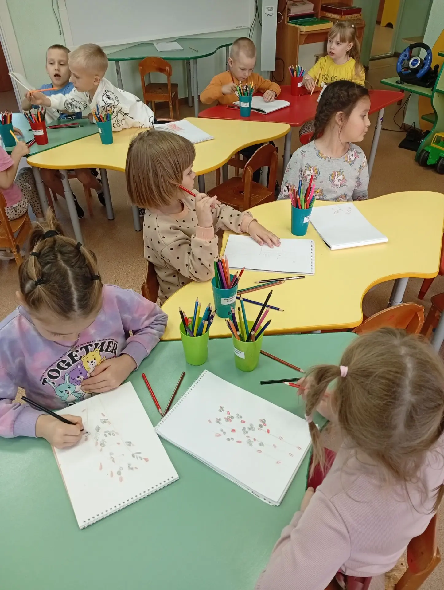 ✅Сегодня ребята👫 подготовительной группы 2 учились рисовать 🎨 с натуры осеннюю ветку ...