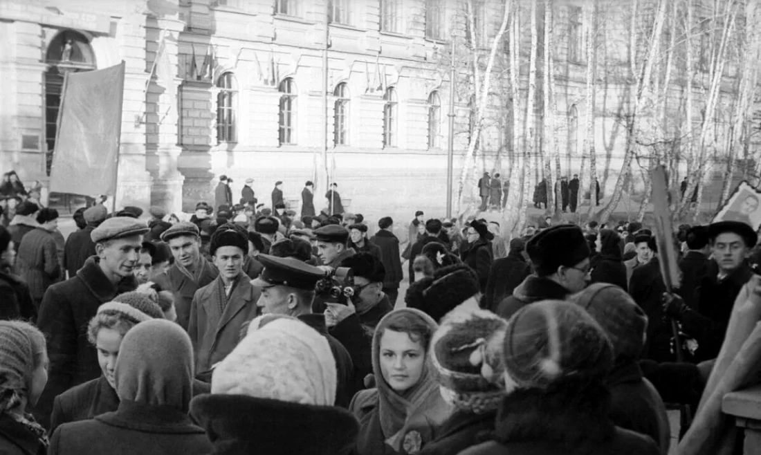 Человек с киноаппаратом на демонстрации. 1956 год