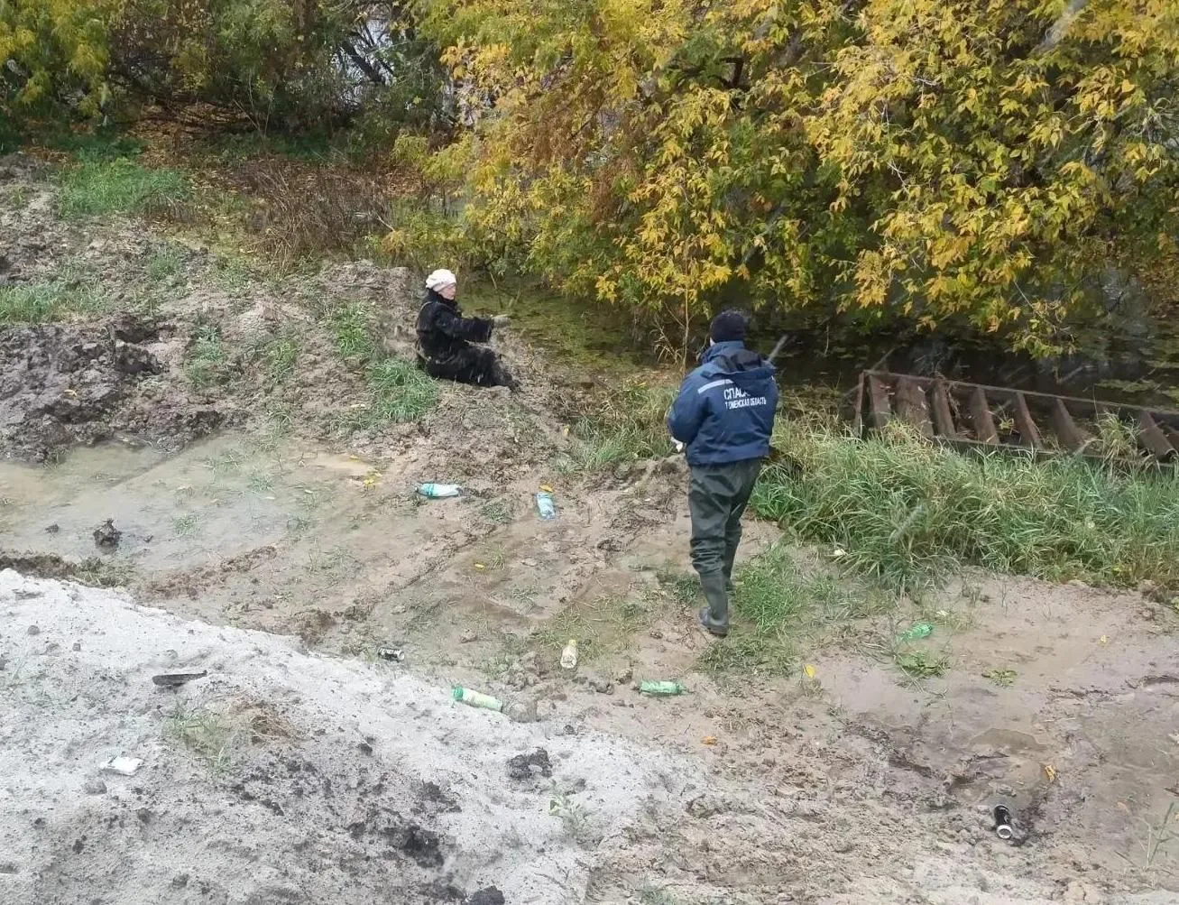 Жительница Тюмени увязла в глине по пути в поликлинику. Инцидент произошел в Заречном м...