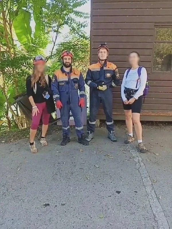 🏔️ Спасатели помогли туристам в горах Сочи