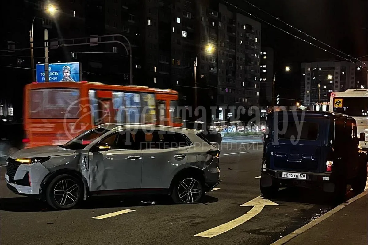 Автомобиль российского автоблогера Академика (Константина Заруцкого)попал