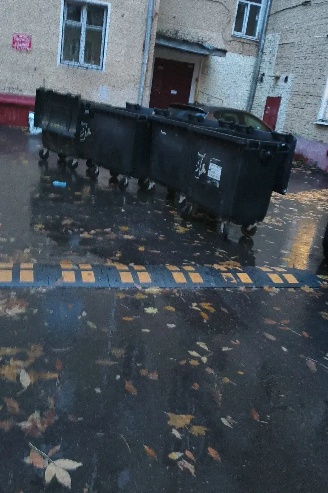 🗑 Контейнеры загородили подъезд на Советской