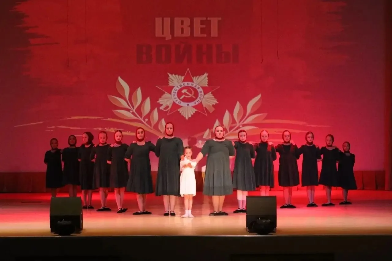 🎶 Память, застывшая в звуках и красках: в ДК «Созвездие» прошла программа «Цвет Войны»