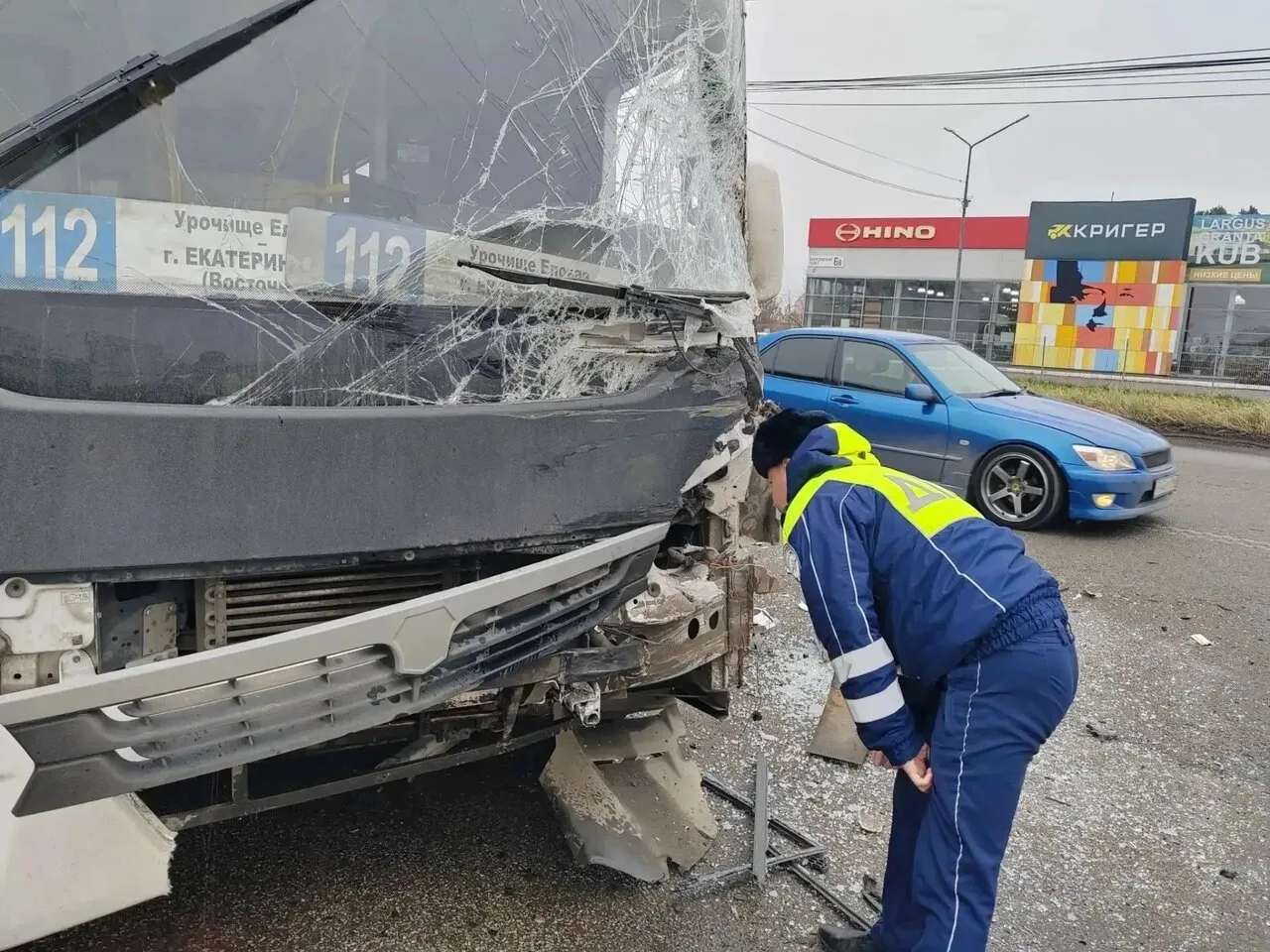 Автобус с пассажирами влетел в грузовик на Берёзовском тракте.