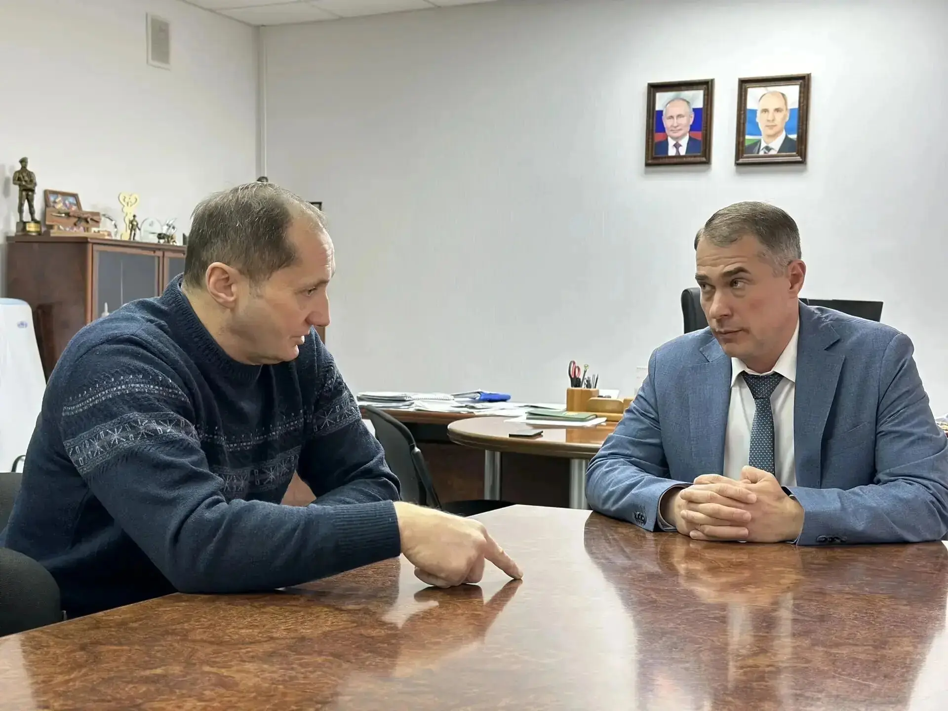 Врип главы Владимир Шауракс встретился с руководителем транспортной компании Сергеем Те...