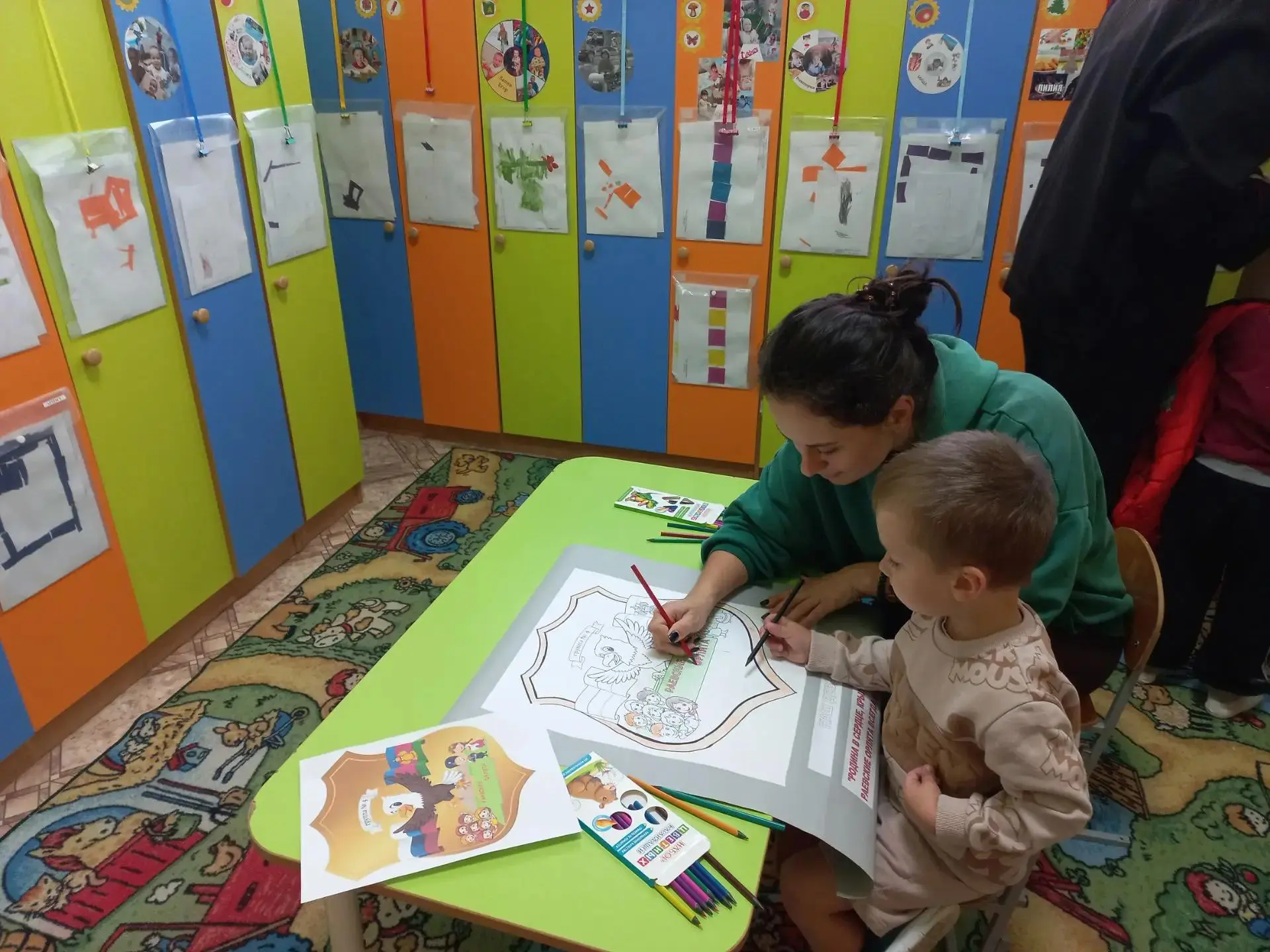 🎨 Когда творчество объединяет: дети и родители раскрашивают герб нашей группы! 💛